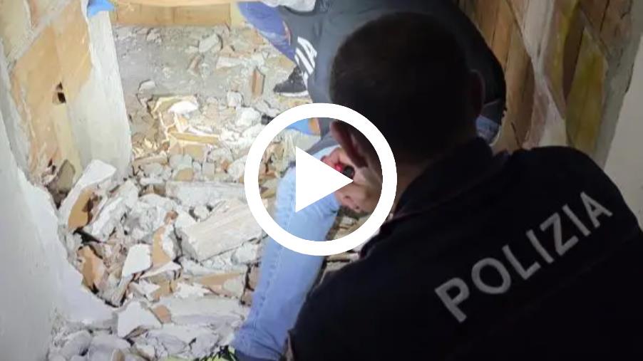 Perquisizioni della Polizia a blocchi di edifici a Catanzaro: sequestrate armi, munizionamento e sostanza destinata allo spaccio di droga