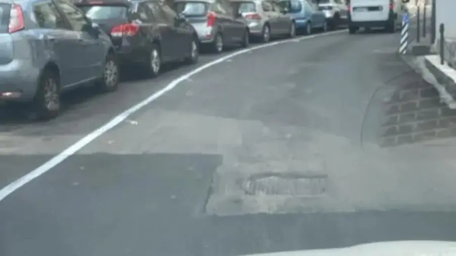 Catanzaro, via Acri si sveglia con le strisce bianche e la firma di "Giangurgolo 2.0"