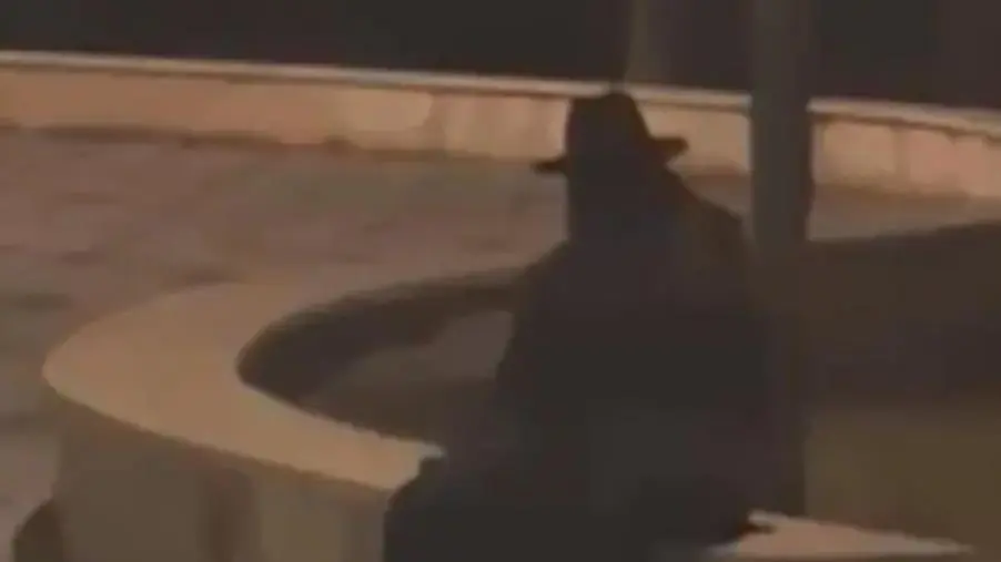 Una figura spettrale sul lungomare di Montauro: il mistero svelato dall’IA (VIDEO)