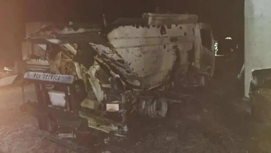 Roccella Jonica, incendiati nella notte due automezzi della raccolta rifiuti 
