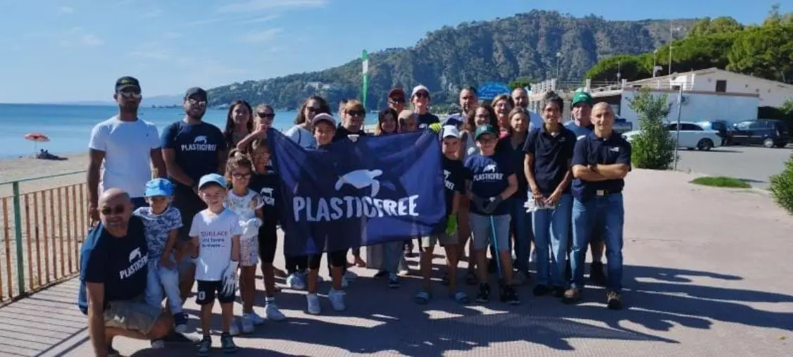 images “Sea & rivers”, a Squillace i volontari di 'Plasticfree Calabria' raccolgono oltre 40 sacchi di rifiuti