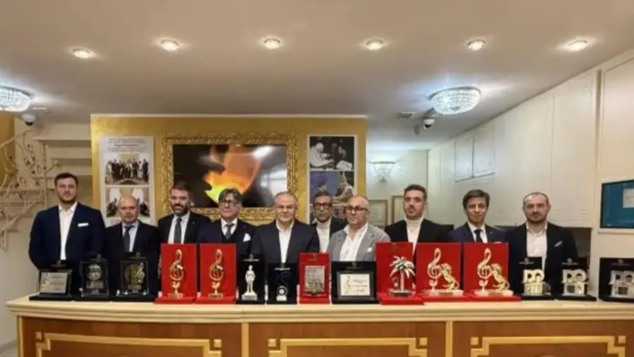 images Festival di Sanremo, presentati i premi speciali realizzati dal maestro orafo Michele Affidato