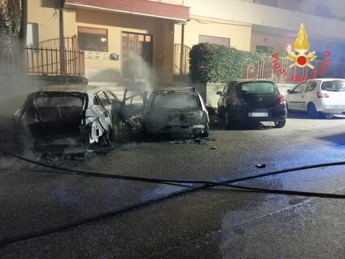 Incendio nella notte a Lamezia Terme: distrutti sei veicoli e una moto