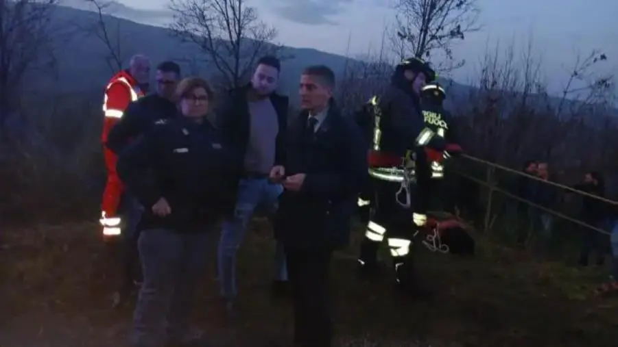Finisce con l'auto in un burrone a Conflenti: l'eroico salvataggio dei poliziotti del dirigente Turi