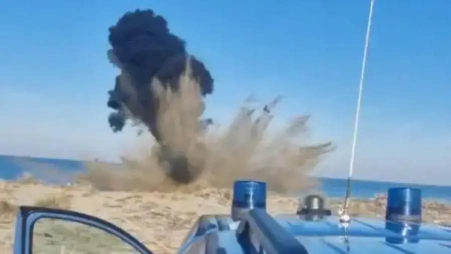 images La polizia fa brillare un ordigno bellico sulla spiaggia antistante all'area ex Sir di Lamezia Terme (FOTO)