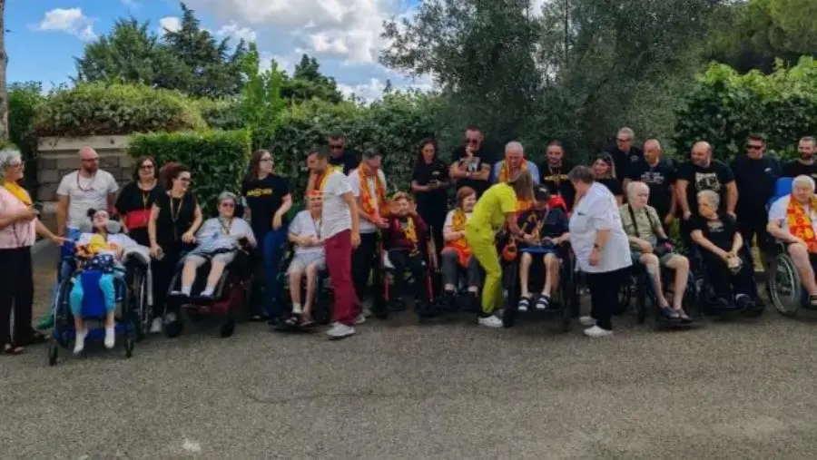 images Catanzaro, gli Ultras Catanzaro 1973 alla Giornata dell'amicizia della Clinica San Vitaliano 
