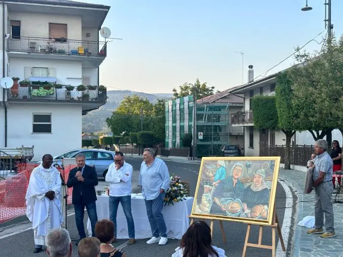 Gesti antichi e radici profonde in una tela, l’opera del maestro Antonio Soluri entra nella casa comunale di Panettieri

 