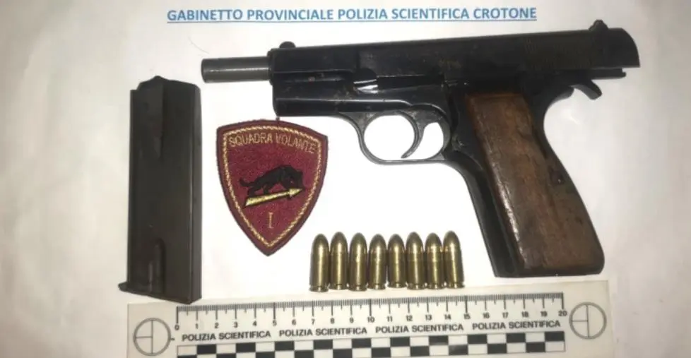 Crotone, sorpreso in auto con una pistola: arrestato un 23enne