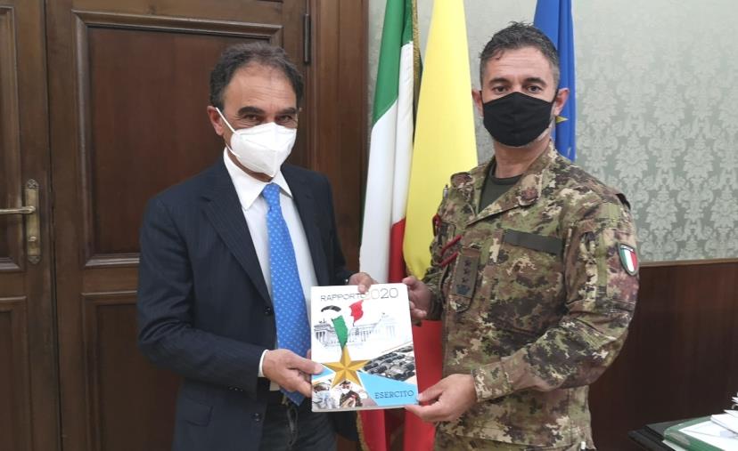 “Strade sicure”. Il sindaco Abramo  saluta il colonnello Gianvito Tinelli che lascia la città