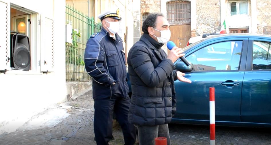 images Il sindaco Abramo nel rione Maddalena per il flashmob finale. Omaggio alle Forze dell'Ordine per l'impegno dimostrato (VIDEO)