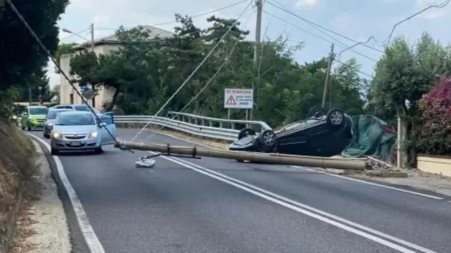 images Incidente a Copanello, auto sbatte contro traliccio e si ribalta   