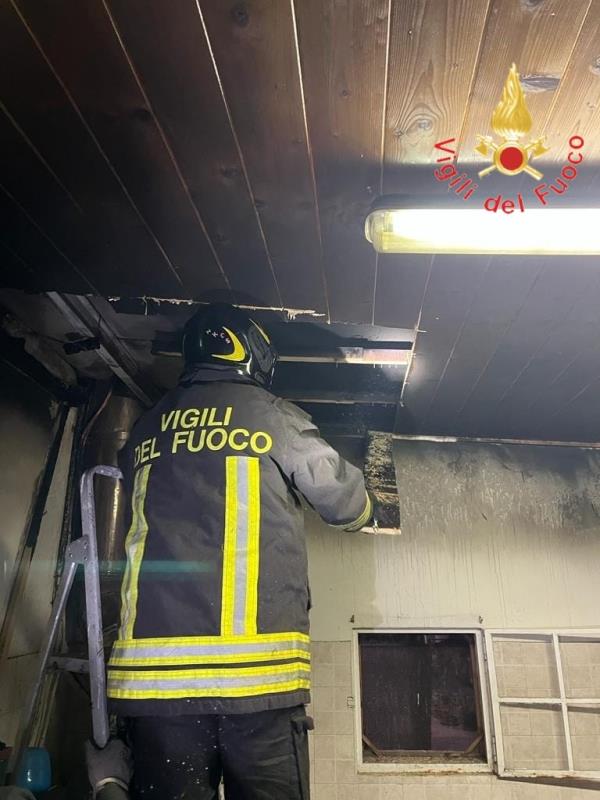 images Incendio all'interno di un'abitazione nel Lametino: intervengono i vigili del fuoco