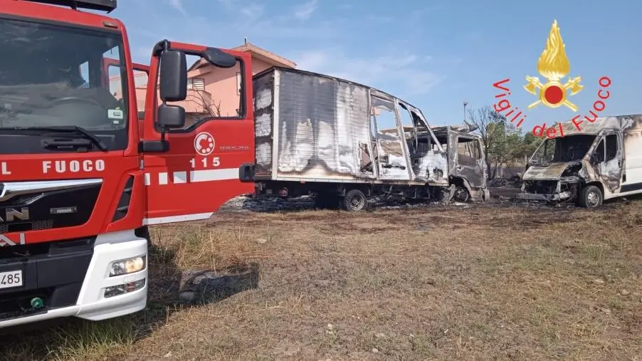 images In fiamme diversi veicoli a Cropani: l'intervento dei vigili del fuoco 