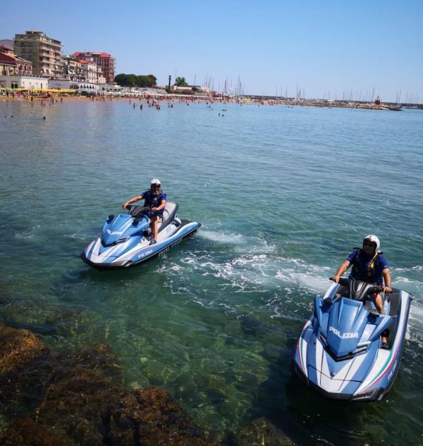 Venti associazioni del Crotonese contro gli acqua scooter 