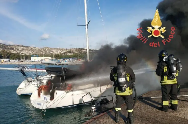 images In fiamme un’imbarcazione nel porto di Roccella Jonica