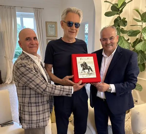 images Michele Affidato consegna ad Andrea Bocelli una sua opera
