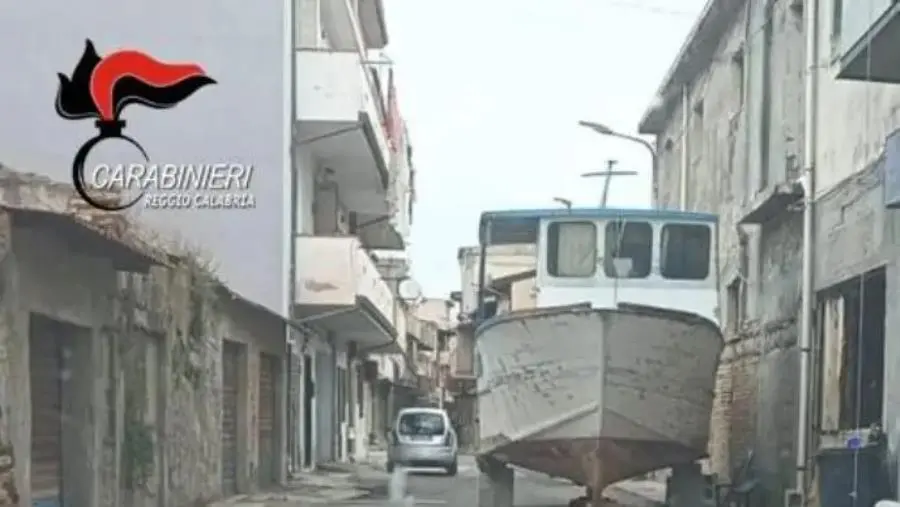 images Parcheggia la barca sulla strada, una denuncia nel Reggino