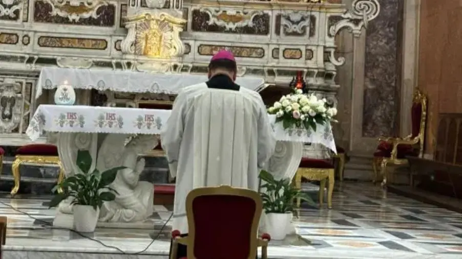 images Catanzaro, mons. Maniago ha presieduto il Santo Rosario per la pace nella Basilica  