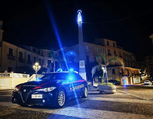 In vacanza nel Lametino tenta il suicidio: 23enne salvato dai carabinieri