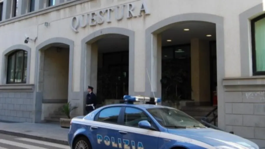 La Polizia dona un gascromatografo agli studenti dell’Istituto “Panella-Vallauri” di Reggio