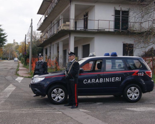 images Guidava con la patente sospesa ed un falso distintivo dei carabinieri, scatta la denuncia