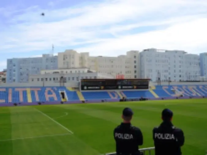 Tifo violento, fumogeni allo stadio durante Pro Crotone-Cavese: 11 Daspo per i tifosi campani