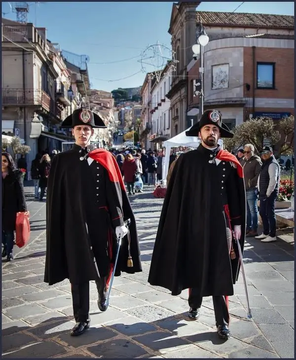 images Carabinieri in Grande Uniforme illuminano le vie del vibonese durante le feste natalizie 