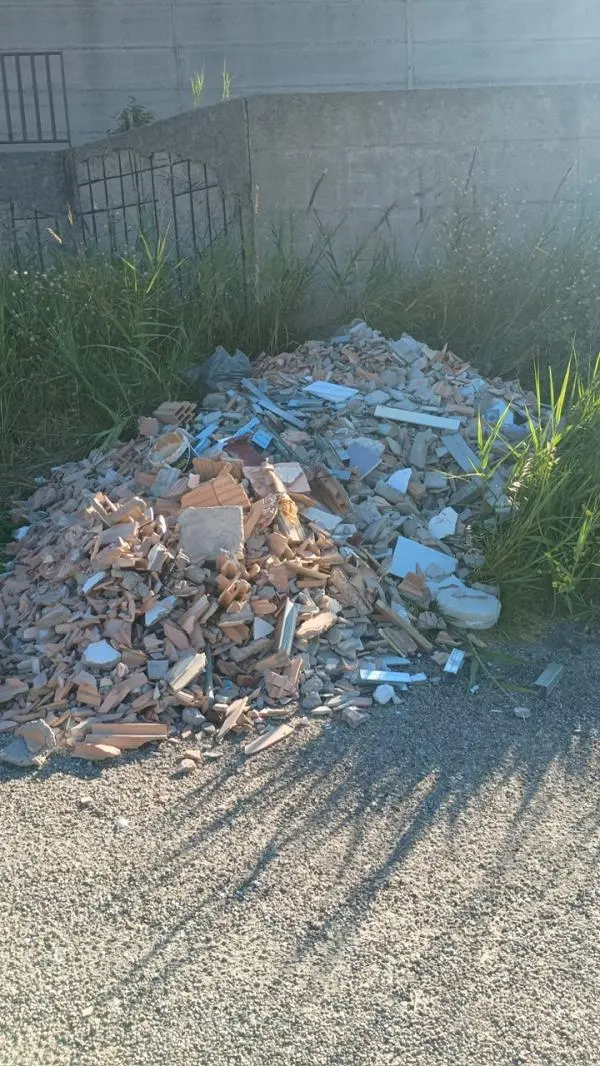 images Materiale inerte, rifiuti e anche un'auto abbandonata: la denuncia dei cittadini di Gagliano
