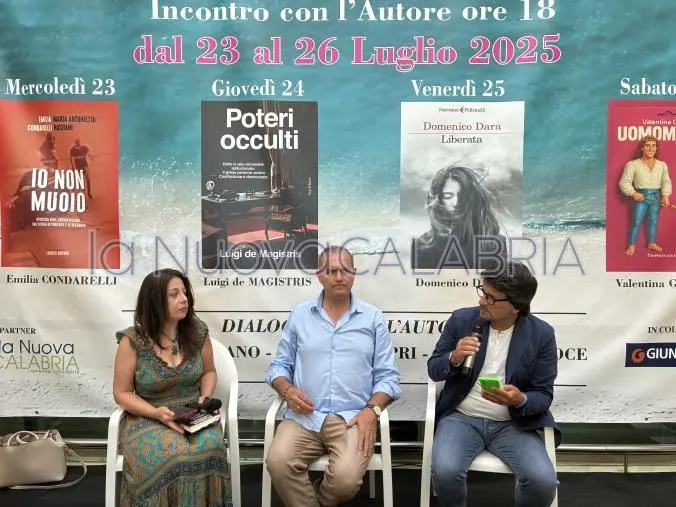 images "Libri e Bollicine": presentato a Catanzaro "Poteri occulti", il libro di Luigi De Magistris 