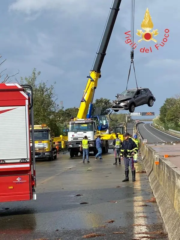 Maltempo in Calabria, cede un tratto della Strada statale 280 “Dei due mari”: passeggeri salvi