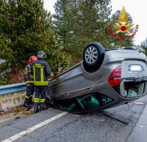 images Incidente sulla SS107. Perde il controllo della macchina e si ribalta: conducente  trasportata all'ospedale di Cosenza