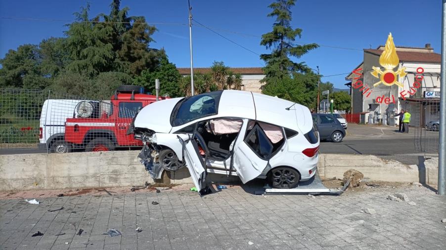 Rende, auto finisce contro un muro: ferito il conducente