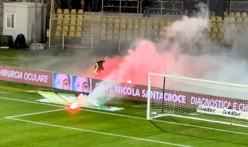 images Catanzaro-Palermo, lancio di torce in campo e sugli spalti dalla tifoseria rosanera