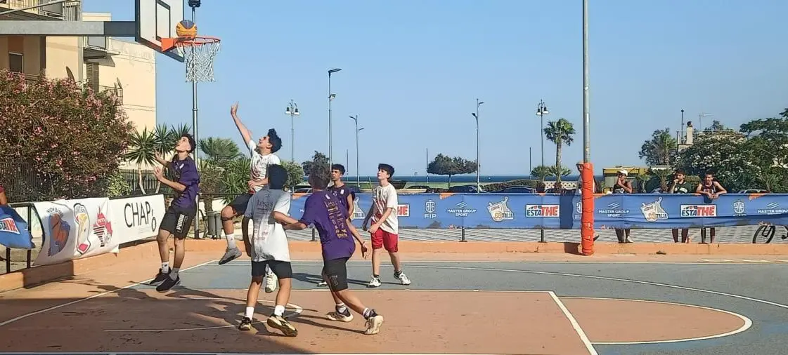 Catanzaro, il torneo di streetbasket “Gigi Dattilo PlayGround” illumina Piazza Brindisi
