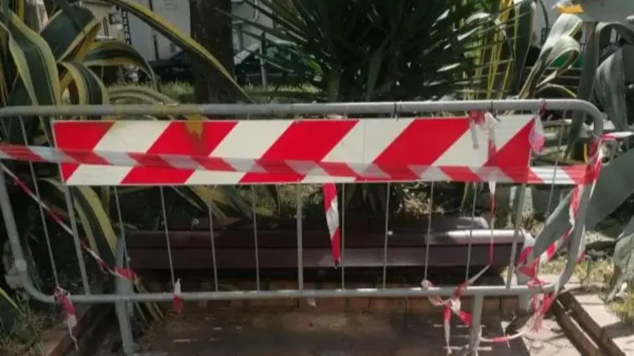 La segnalazione di Alleanza per Catanzaro: "Panchina dei giardini Green "fuori servizio" da tempo"