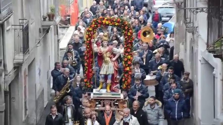 images Guardavalle, il caso della statua donata dalla 'ndrina, il sindaco: "Se la tolgo mi sparano"