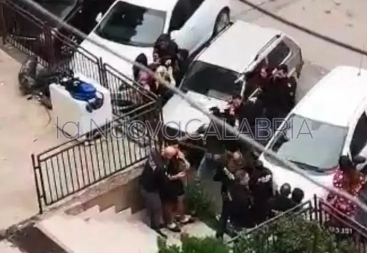 images Violenta aggressione degli zingari ai poliziotti all'Aranceto, 3 arresti 