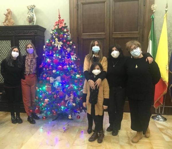 images Gli alberi di Natale del sindaco e della presidenza del Consiglio decorati con addobbi regalati dagli alunni della Patari Rodari