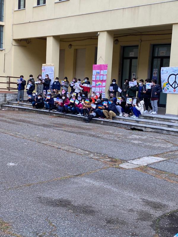 images Catanzaro, alla scuola "Aldisio" si inneggia alla pace: arcobaleni contro la guerra