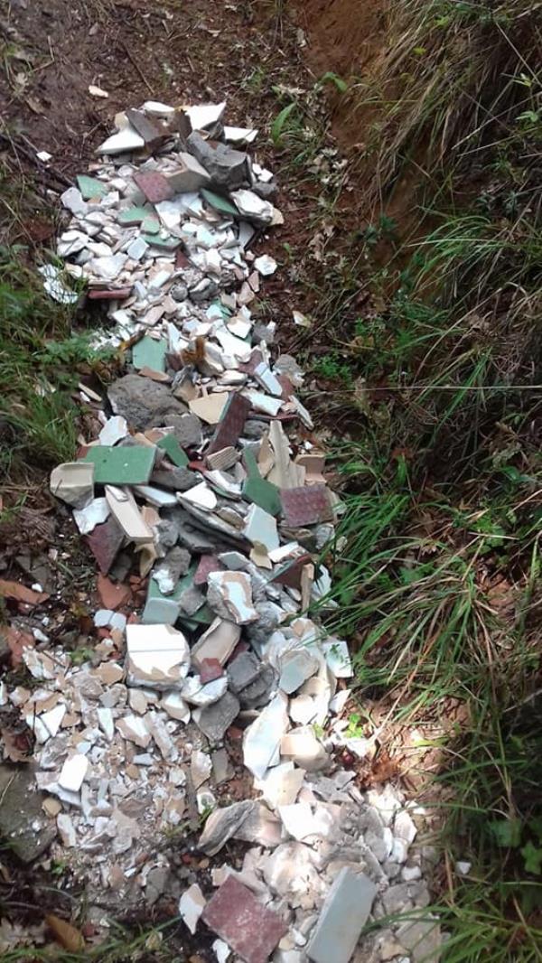 Amaroni, discarica abusiva in località Pirarelli. Il sindaco: "Qualcuno non si rende conto di essere nel 2020"