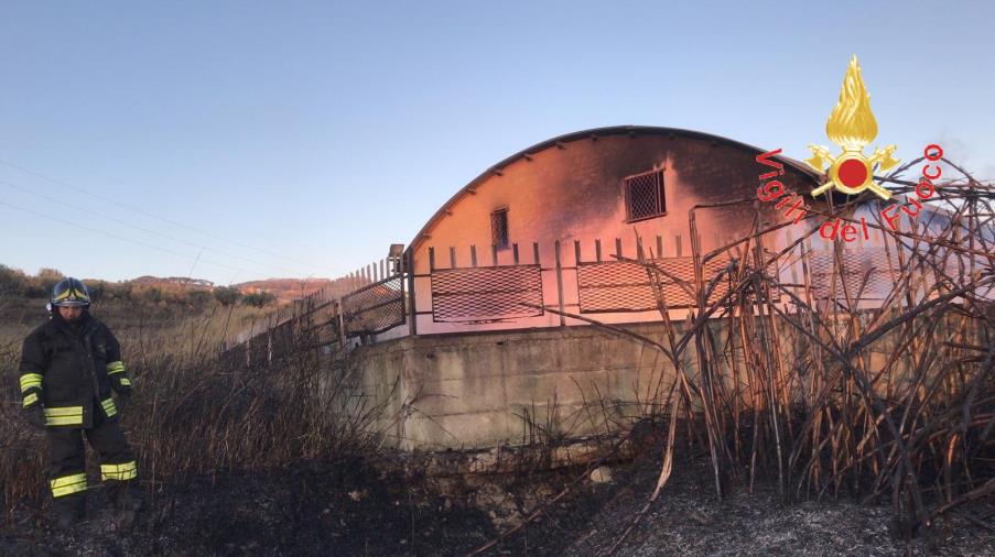 images Lamezia Terme e Amato: due incendi nel giorno dell'epifania. Danni ai capannoni di una ditta e un uomo al Pronto soccorso 