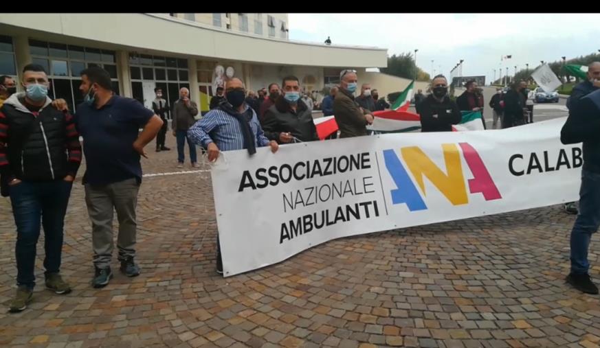 images Calabria zona rossa. La protesta degli ambulanti alla Cittadella: "Questo Dpcm condanna il settore" (VIDEO)