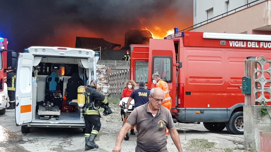 images Esplosione a Squillace. Vigile del fuoco ferito durante i soccorsi (VIDEO)