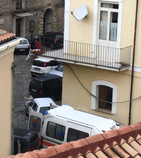 images Catanzaro. Ambulanza bloccata dal 'parcheggio selvaggio' al Pianicello