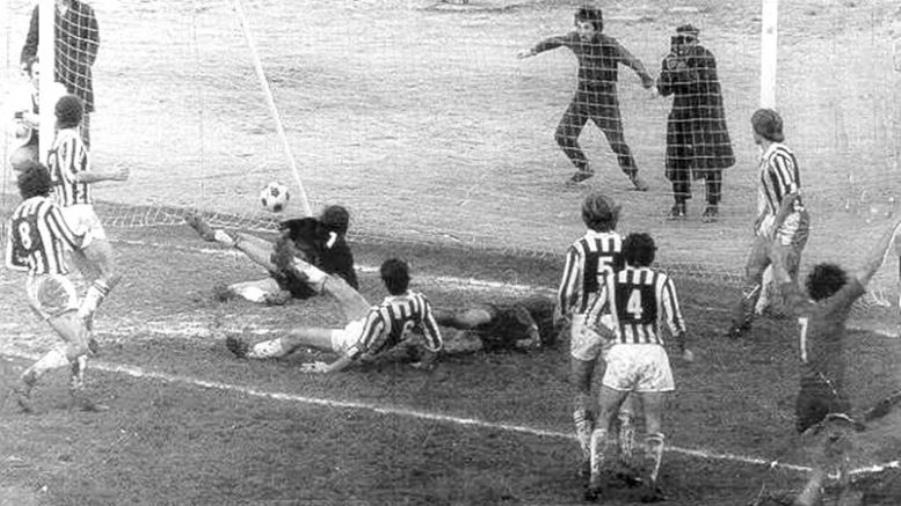 images Un calcio al Coronavirus: ultimo capitolo de "La Leggenda del Catanzaro" dedicato ad "Angelo Mammì. L’angelo del fango"