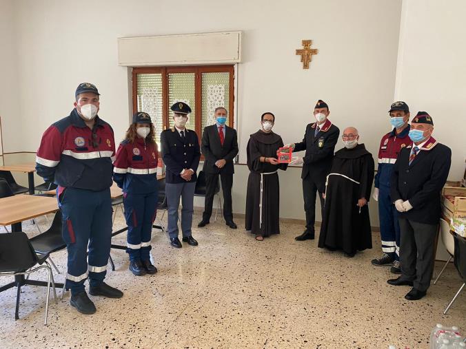 images L'Associazione nazionale Polizia di Stato dona generi alimentari per i più bisognosi alla parrocchia del Conventino di Catanzaro 