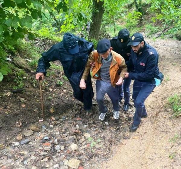 images Catanzaro. Va a funghi ma si perde sotto la pioggia: 85enne ritrovato dalla polizia a Sant'Elia