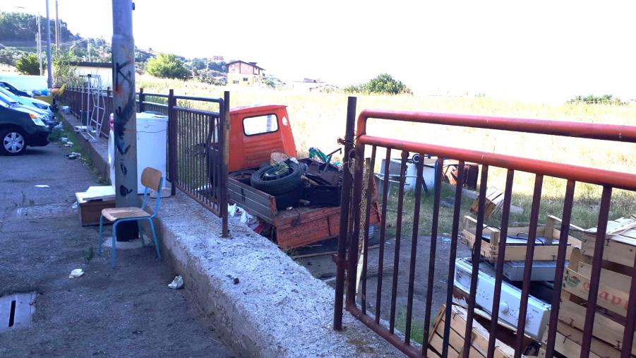 images Task force del Comune di Catanzaro per rimuovere i rifiuti ad Aranceto