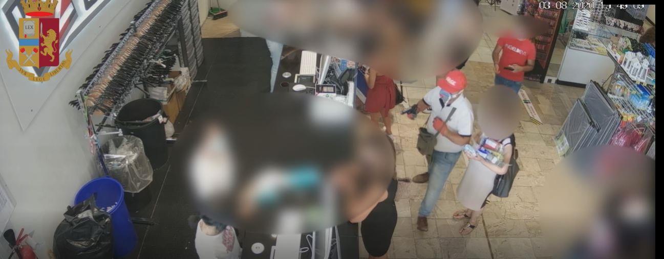 Rapina in un negozio a Reggio con mascherina e pistola: arrestato dopo un mese l'autore (VIDEO)
