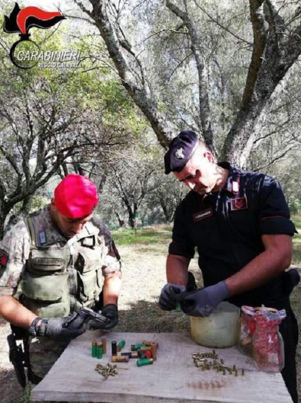 Nascondeva armi e munizioni in un casolare, arrestato dai carabinieri